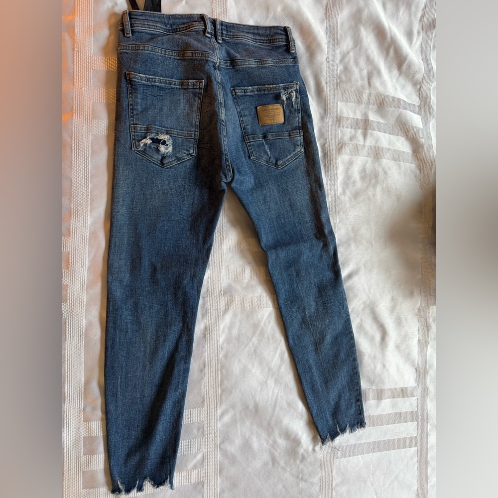 Zara skinny cropped distressed jeans size 30
